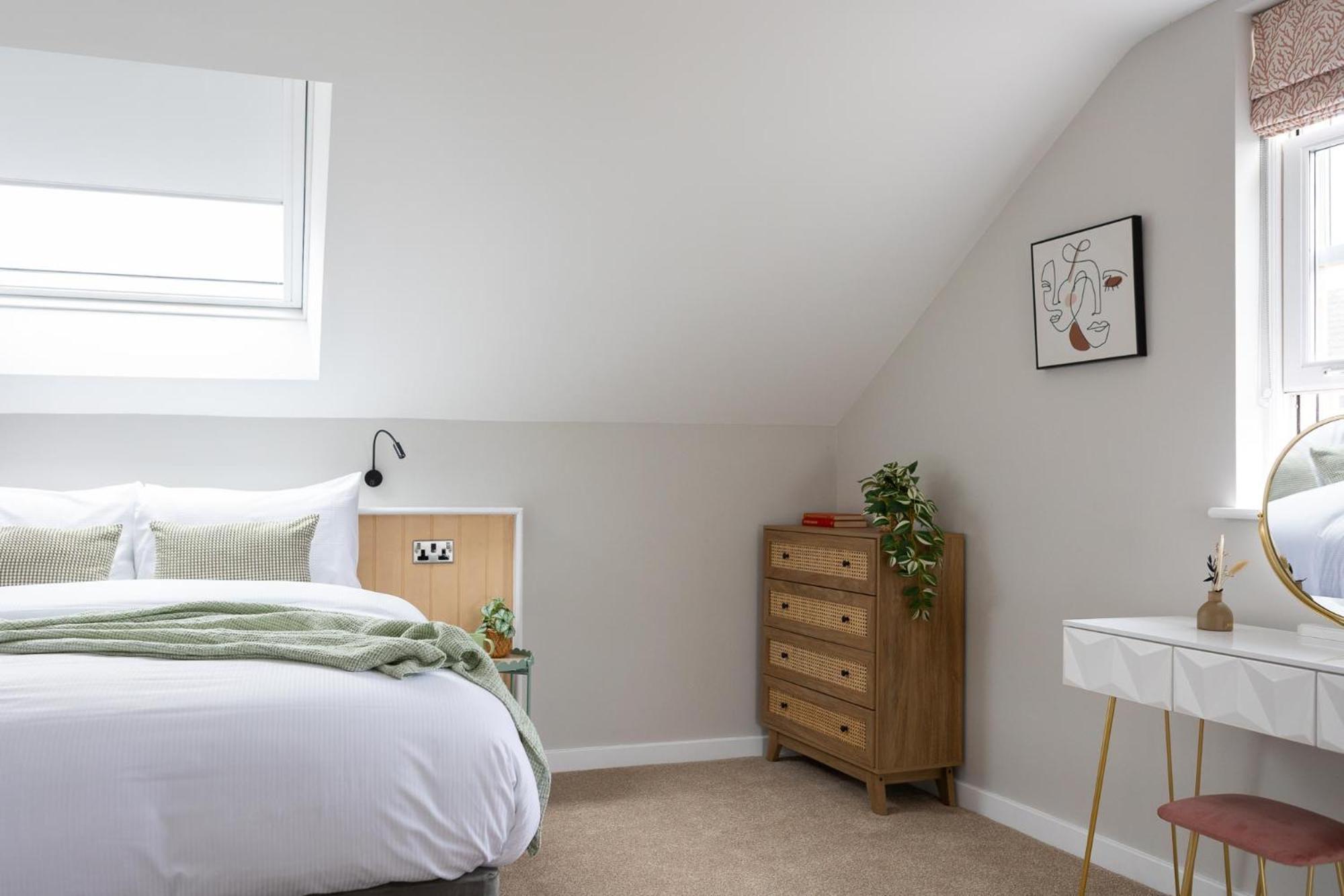Ivy Mews - Converted Barn In Popular Village Holiday home *