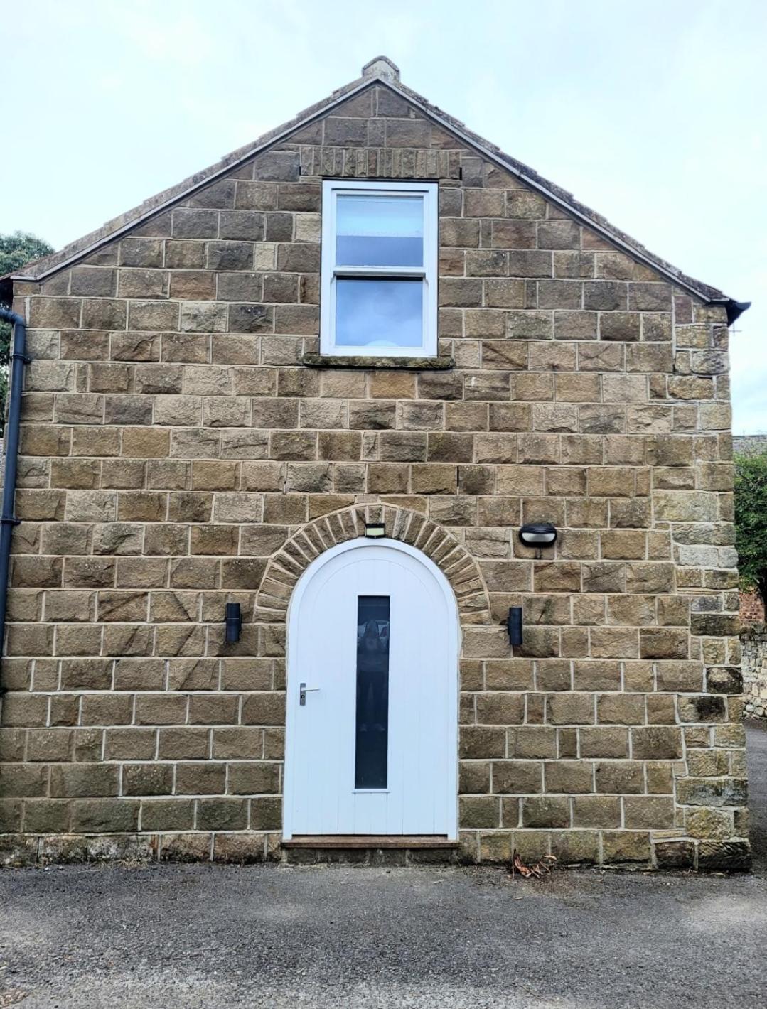Ivy Mews - Converted Barn In Popular Village Scarborough
