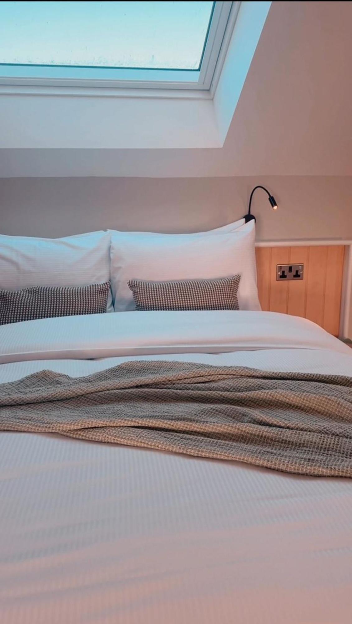 Ivy Mews - Converted Barn In Popular Village Holiday home